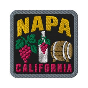Könnte beinhalten: Ein quadratischer gestickter Aufnäher mit schwarzem Hintergrund und grauem Rand. Der Text NAPA erscheint oben in Gelb und CALIFORNIA unten in Pink. Er zeigt eine rote Weintraube, eine weiße Weinflasche und ein braunes Fass.