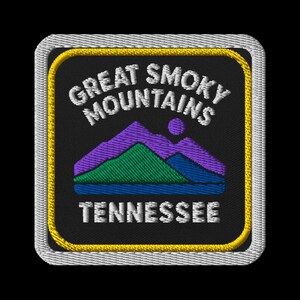 Puede incluir: Parche bordado con las palabras "Great Smoky Mountains Tennessee" y un diseño de cordillera en morado, verde y azul. El parche tiene un fondo negro, un borde amarillo y un borde plateado.