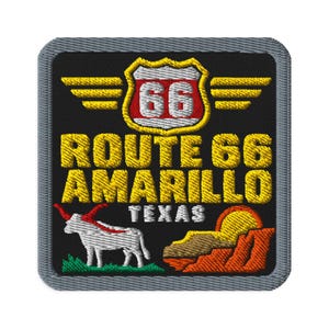 Może przedstawiać: Kwadratowa haftowana naszywka z czarnym tłem i szarą obwódką. Zawiera emblemat tarczy Route 66, żółty napis ROUTE 66 AMARILLO, biały napis TEXAS, białego wołu rasy longhorn oraz stylizowany pomarańczowo-żółty krajobraz pustynny.