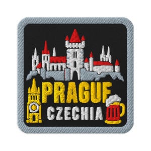 Peut inclure: Un écusson brodé carré avec un fond noir et une bordure gris clair. Il présente un château blanc et rouge, une tour d'horloge jaune, une chope de bière jaune et le texte jaune et blanc indiquant PRAGUE CZECHIA en lettres capitales.