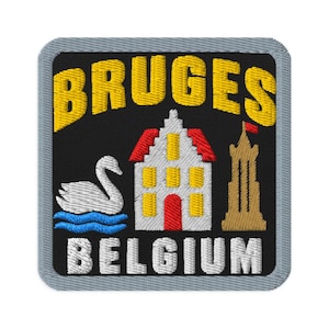Könnte beinhalten: Ein quadratischer gestickter Aufnäher mit schwarzem Hintergrund und grauem Rand. Er zeigt den gelben Schriftzug BRUGES oben und BELGIUM unten. In der Mitte sind ein weißer Schwan auf blauen Wellen, ein weißes Haus mit rotem Dach und ein beiger Turm.