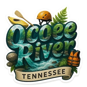 以下が含まれることがあります： 「Ocoee River Tennessee」の文字が入ったステッカー。文字はターコイズ色で、文字の中に川と森の風景が描かれています。カヤック、パドル、ヘルメット、ライフジャケット、シダが含まれています。アウトドア愛好家向けののデザインです。