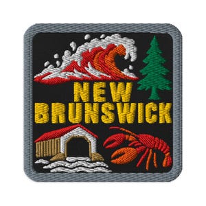 Puede incluir: Un parche bordado cuadrado con fondo negro y borde gris. Presenta una ola roja y naranja, un pino verde, un puente cubierto de color canela con techo rojo, una langosta roja y el texto amarillo NEW BRUNSWICK en el centro de la imagen.