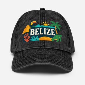 Könnte beinhalten: Schwarze Baseballkappe mit farbenfrohem Belize-Grafikdesign. Das Design zeigt einen Tukan, eine Pyramide, eine Palme, eine Schildkröte und das Wort "BELIZE" in Weiß. Die Kappe hat einen gebogenen Schirm und einen verwaschenen Vintage-Look.
