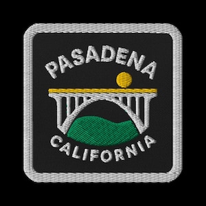 Puede incluir: Parche bordado con el texto "PASADENA CALIFORNIA" en blanco, arqueado por encima y por debajo de un puente estilizado. El puente es blanco y amarillo, con una esfera amarilla encima. Una colina verde está debajo del puente, todo sobre un fondo negro.