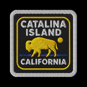 Könnte beinhalten: Gestickter Aufnäher mit einem gelben Bison auf schwarzem Hintergrund. Der Text "CATALINA ISLAND CALIFORNIA" ist weiß. Der Aufnäher hat einen gelben Rand und einen silbernen Nahtrand. Ideal für Kleidung.