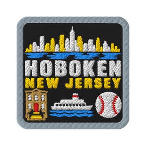 Może przedstawiać: Kwadratowa naszywka z szarym obramowaniem na czarnym tle. Przedstawia żółto-białą panoramę miasta nad niebieską wodą, napis HOBOKEN NEW JERSEY, beżowy budynek, biały prom na niebieskiej wodzie oraz białą piłkę do baseballa.