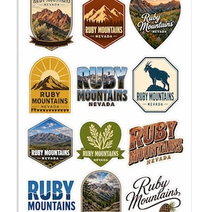 Może przedstawiać: Arkusz naklejek z dwunastoma różnymi wzorami związanymi z górami Ruby Mountains w Nevadzie. Naklejki zawierają różne ilustracje krajobrazów górskich, koziorożca, szyszek oraz napis Ruby Mountains Nevada.