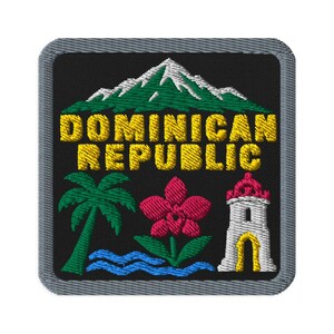 Könnte beinhalten: Ein quadratischer gestickter Aufnäher mit schwarzem Hintergrund und grauem Rand. Er zeigt einen grünen Berg mit weißer Spitze, den gelben Schriftzug DOMINICAN REPUBLIC, eine grüne Palme, eine rosa Blume, blaue Wellen und einen weißen Leuchtturm.