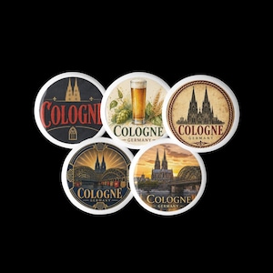 Puede incluir: Cinco posavasos circulares de cerámica con diversas ilustraciones de Colonia, Alemania. Los diseños incluyen la Catedral de Colonia, un vaso de cerveza con lúpulo y trigo, y el puente Hohenzollern al atardecer, todos con el texto Cologne Germany.