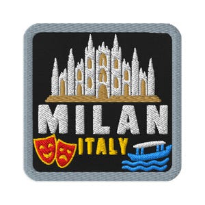 Pode incluir: Um emblema bordado quadrado com fundo preto e borda cinza. Apresenta uma representação branca e dourada da Catedral de Milão, o texto branco MILAN, o texto amarelo ITALY, duas máscaras de teatro vermelhas e um barco azul sobre ondas azuis.