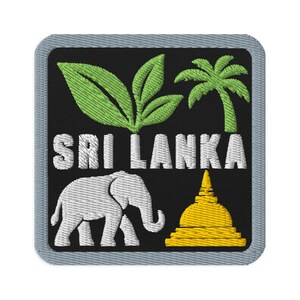 Puede incluir: Un parche bordado cuadrado con fondo negro y borde gris. Presenta hojas verdes, una palmera verde, un elefante blanco, una estupa amarilla y el texto blanco SRI LANKA centrado en el medio del diseño.