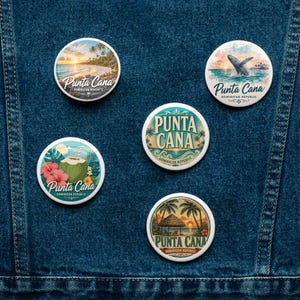 Könnte beinhalten: Vier runde Ansteckbuttons mit Motiven aus Punta Cana, Dominikanische Republik. Einer zeigt einen Strand bei Sonnenuntergang, einer einen springenden Wal, einer ein Kokosnussgetränk mit Hibiskusblüten und einer eine Strandhütte mit Palmen.