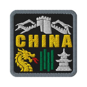Peut inclure: Un écusson brodé carré avec un fond noir et une bordure grise. Il présente la Grande Muraille de Chine en blanc, le texte jaune CHINA, un dragon jaune avec une langue rouge, des tiges de bambou vertes et une pagode blanche.