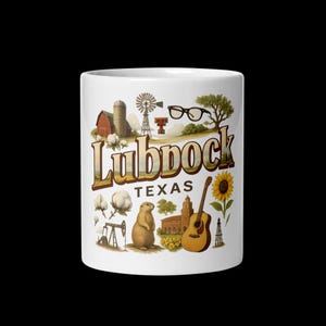 Puede incluir: Taza de cerámica blanca con una colorida ilustración de Lubbock, Texas. El diseño incluye un granero, un molino de viento, gafas, una guitarra y el texto "Lubbock Texas". También se representan un girasol, algodón y un perro de la pradera.