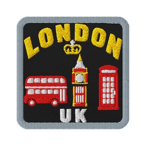 Puede incluir: Un parche bordado cuadrado con fondo negro y borde gris claro. Presenta el texto amarillo LONDON, una corona amarilla, un autobús de dos pisos rojo, una torre del reloj roja y amarilla, una cabina telefónica roja y el texto blanco UK.