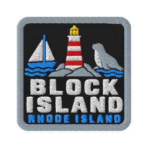 Könnte beinhalten: Ein quadratischer Stickaufnäher mit grauem Rand auf schwarzem Hintergrund. Er zeigt ein weißes Segelboot, einen rot-weißen Leuchtturm auf Felsen und eine graue Robbe. Der Text lautet BLOCK ISLAND in Weiß und RHODE ISLAND in Hellblau.