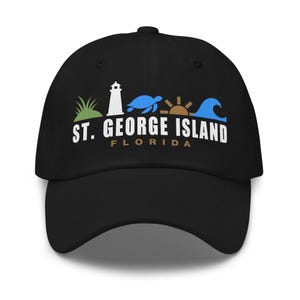 Può includere: Un cappellino da baseball nero con una grafica raffigurante un'icona di erba marina verde, un faro bianco, una tartaruga marina blu, un sole marrone e un'onda blu. Sotto le icone, il testo recita ST. GEORGE ISLAND in bianco e FLORIDA in marrone.