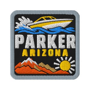 Peut inclure: Un écusson brodé carré avec une bordure grise sur fond noir. Il représente un bateau à moteur jaune et blanc sur une eau bleue, le texte blanc PARKER, le texte jaune ARIZONA, des montagnes orange et un soleil jaune à rayons blancs.