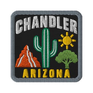 Może przedstawiać: Kwadratowa haftowana naszywka z czarnym tłem i szarą obwódką. Zawiera biały napis CHANDLER u góry i ARIZONA u dołu. Wzór przedstawia pomarańczową górę, zielony kaktus saguaro oraz żółte słońce.