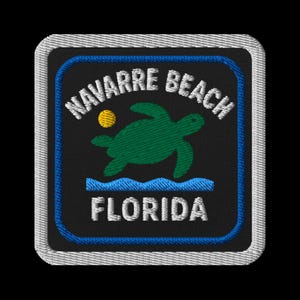 Könnte beinhalten: Gestickter Aufnäher mit "Navarre Beach Florida" Text auf schwarzem Hintergrund. Eine grüne Schildkröte schwimmt über blauen Wellen, mit einer gelben Sonne. Der Aufnäher hat einen weißen Rand mit blauen Akzenten.