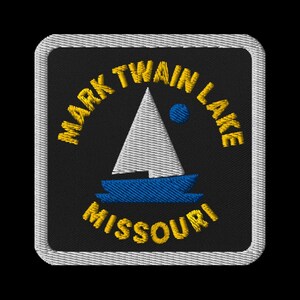 Puede incluir: Parche bordado con un velero en el lago Mark Twain, Misuri. El diseño incluye una vela blanca, un barco azul y el nombre del lago en letras amarillas, sobre un fondo negro con un borde blanco.