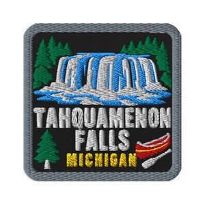 Peut inclure: Un écusson brodé carré à bordure grise sur fond noir. Il représente une cascade bleue et blanche, des pins verts, un canoë rouge avec une pagaie blanche, ainsi que le texte blanc TAHQUAMENON FALLS et le texte jaune MICHIGAN.