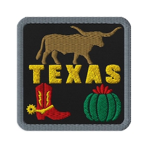 Puede incluir: Un parche bordado cuadrado con fondo negro y borde gris. Presenta un buey longhorn de color tostado, el texto amarillo TEXAS, una bota de vaquero roja con una espuela amarilla y un cactus verde con una flor roja en la parte superior.