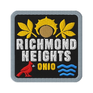 Könnte beinhalten: Ein quadratischer Stickaufnäher mit grauem Rand auf schwarzem Hintergrund. Er zeigt eine gelbe Rosskastanie mit Blättern, den weißen Schriftzug RICHMOND HEIGHTS, den gelben Schriftzug OHIO, einen roten Kardinalvogel und drei blaue Wellenlinien.