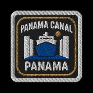 Pode incluir: Patch bordado com as palavras "PANAMA CANAL" e "PANAMA" em branco. O design inclui um navio azul, água azul, duas torres brancas e um sol amarelo. O patch tem um fundo preto com uma borda dourada e branca.
