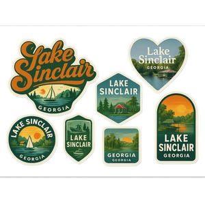 Könnte beinhalten: Eine Sammlung von Lake Sinclair, Georgia-Aufklebern in verschiedenen Formen. Designs beinhalten ein Segelboot auf dem See, einen herzförmigen Aufkleber mit einer Seeszene und einen Sonnenuntergang über dem See. Die Aufkleber haben eine Vintage-Reiseästhetik.