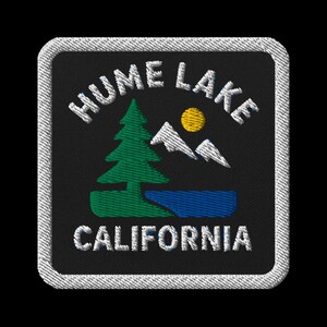 Parche bordado del lago Hume, California - Recuerdo de viaje cuadrado con diseño de lago, montaña y pino