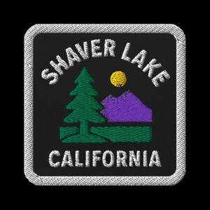 Parche bordado de Shaver Lake, California - Parche cuadrado de recuerdo de viaje con diseño de montaña y pino