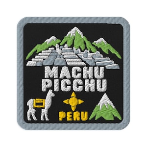 Puede incluir: Un parche bordado cuadrado con fondo negro y borde gris claro. Presenta una cordillera verde y blanca, el texto "MACHU PICCHU" en blanco, una llama blanca, una estrella amarilla de cuatro puntas, la palabra "PERU" en amarillo y una montaña verde.