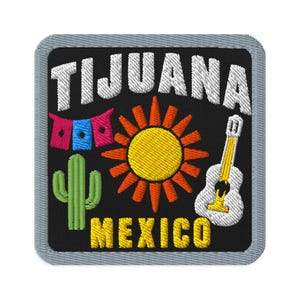 Könnte beinhalten: Ein quadratischer Stickaufnäher mit schwarzem Hintergrund und grauem Rand. Er zeigt den weißen Schriftzug TIJUANA oben und den gelben Schriftzug MEXICO unten. Das Design umfasst einen grünen Kaktus, eine gelb-orange Sonne und eine weiße Gitarre.