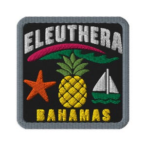 Op de afbeelding: Een vierkante geborduurde patch met een zwarte achtergrond en een grijze rand. Het bevat de witte tekst ELEUTHERA bovenaan en gele tekst BAHAMAS onderaan. Het midden toont een oranje zeester, een gele ananas en een zeilboot op een zwarte ondergrond.