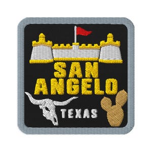 Puede incluir: Un parche bordado cuadrado con fondo negro y borde gris. Presenta una fortaleza blanca y amarilla con una bandera roja, el texto amarillo SAN ANGELO, un cráneo de longhorn blanco, el texto blanco TEXAS y un cactus de nopal color canela.