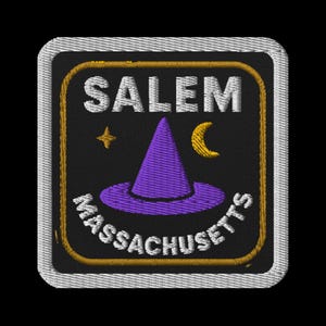 Könnte beinhalten: Gestickter Aufnäher mit dem Wort "SALEM" über einem lila Hexenhut und einem Halbmond. Der Text "MASSACHUSETTS" ist darunter gebogen. Der Aufnäher hat einen schwarzen Hintergrund mit goldenen und weißen Akzenten und einen silbernen Rand.