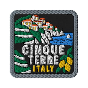 Puede incluir: Un parche bordado cuadrado con fondo negro que muestra un pueblo costero con edificios blancos y techos naranjas, agua azul, colinas verdes y limones amarillos. El texto CINQUE TERRE ITALY está bordado con hilo blanco y amarillo.
