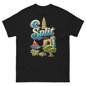 Puede incluir: Una camiseta negra de manga corta con un estampado gráfico colorido que incluye el texto "Split CROATIA". El diseño muestra una ola azul, una torre de piedra alta, un velero, un arco de piedra, una rama de olivo, un pez y un árbol verde.