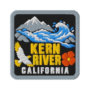 Könnte beinhalten: Ein quadratischer Aufnäher mit schwarzem Hintergrund und grauem Rand. Er zeigt einen weißen Berg, eine blaue Welle, einen gelben Adler und eine orangefarbene Blume. Der Text KERN RIVER CALIFORNIA ist in gelbem und weißem Garn gestickt.