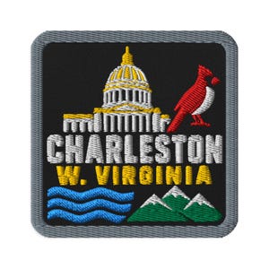 Peut inclure: Un écusson brodé carré avec une bordure grise sur fond noir. Il représente un capitole blanc et jaune, un cardinal rouge, des lignes ondulées bleues et des montagnes vertes. Le texte indique CHARLESTON W. VIRGINIA en blanc et jaune.