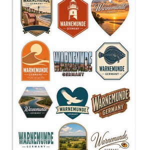 Op de afbeelding: Een stickervel met twaalf verschillende ontwerpen gerelateerd aan Warnemünde, Duitsland. De stickers bevatten illustraties van een vuurtoren, een strand, een zonsondergang, een vis, een vogel en diverse landschappen met de tekst Warnemunde Germany.