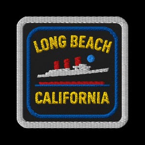 Peut inclure: Écusson brodé avec l'inscription "LONG BEACH CALIFORNIA" en jaune et une illustration de navire. L'écusson a un fond noir avec une bordure bleue et un bord cousu blanc. Le navire a des détails rouges et blancs.