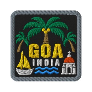 Puede incluir: Un parche bordado cuadrado con fondo negro y borde gris. Presenta tres palmeras verdes con cocos amarillos, un velero amarillo, olas azules y una iglesia blanca con cúpula roja. El texto GOA INDIA aparece en colores amarillo y blanco.