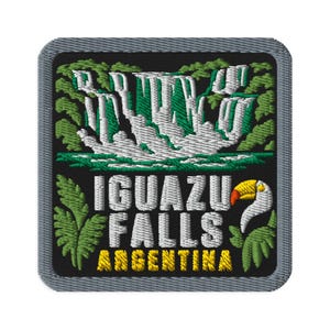 Può includere: Una toppa ricamata quadrata con bordo grigio raffigurante una cascata bianca circondata da fogliame verde. Il testo recita IGUAZU FALLS in bianco e ARGENTINA in giallo, accompagnato da un tucano bianco stilizzato con becco giallo e arancione.