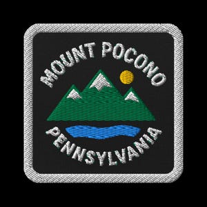 Peut inclure: Écusson brodé avec l'inscription "Mount Pocono Pennsylvania" en blanc, incurvée autour d'une chaîne de montagnes vertes avec des sommets enneigés, un soleil jaune et un lac bleu. L'écusson a un fond noir et une bordure blanche cousue.