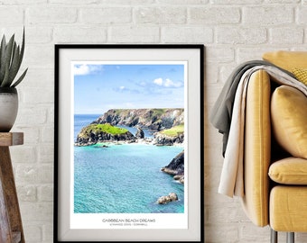 Cornwall Poster | Ein Stück vom Paradies: Kynance Cove | Mit türkisem Wasser und Serpentinenfelsstapeln. Wunderschöner Poster Print.
