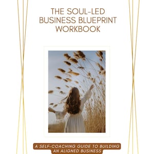 Può includere: Una copertina di un quaderno di esercizi bianca con il titolo THE SOUL-LED BUSINESS BLUEPRINT WORKBOOK in testo marrone. Sotto, una foto rettangolare mostra una persona con un vestito bianco tra l'erba dorata. Un banner marrone riporta A SELF-COACHING GUIDE TO BUILDING AN ALIGNED BUSINESS.