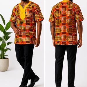 Puede incluir: Un conjunto africano de dos piezas con una camisa de manga corta y una gorra a juego. La camisa tiene cuello en V con ribete amarillo y un vibrante estampado a cuadros en rojo, naranja, amarillo y negro. El conjunto se combina con pantalones y zapatos negros.